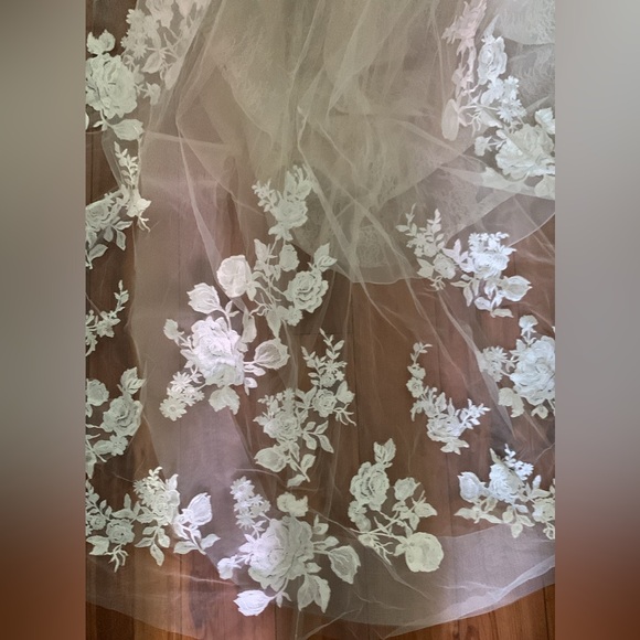 Blue by Enzoani Lili Wedding Dress - Picture 4 of 13